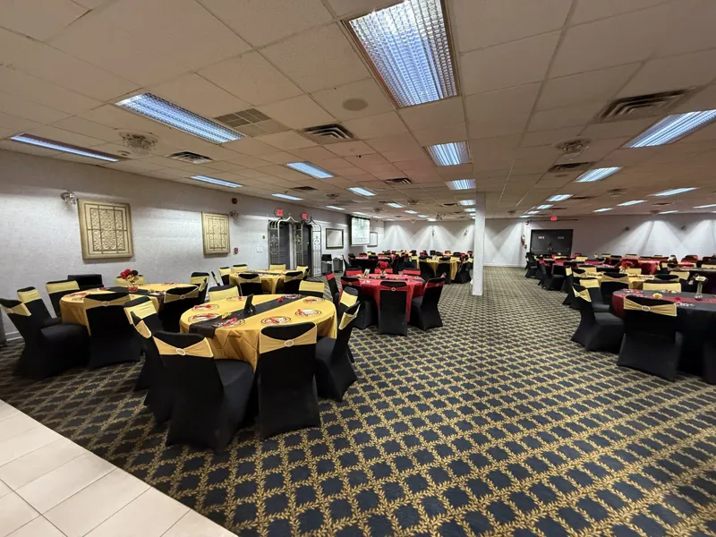 Show photo 3: full room
