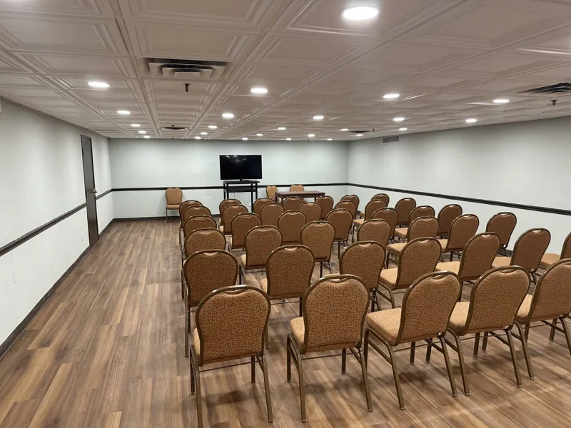 The Meeting Room at Wingate by Wyndham Livonia set in theater rows