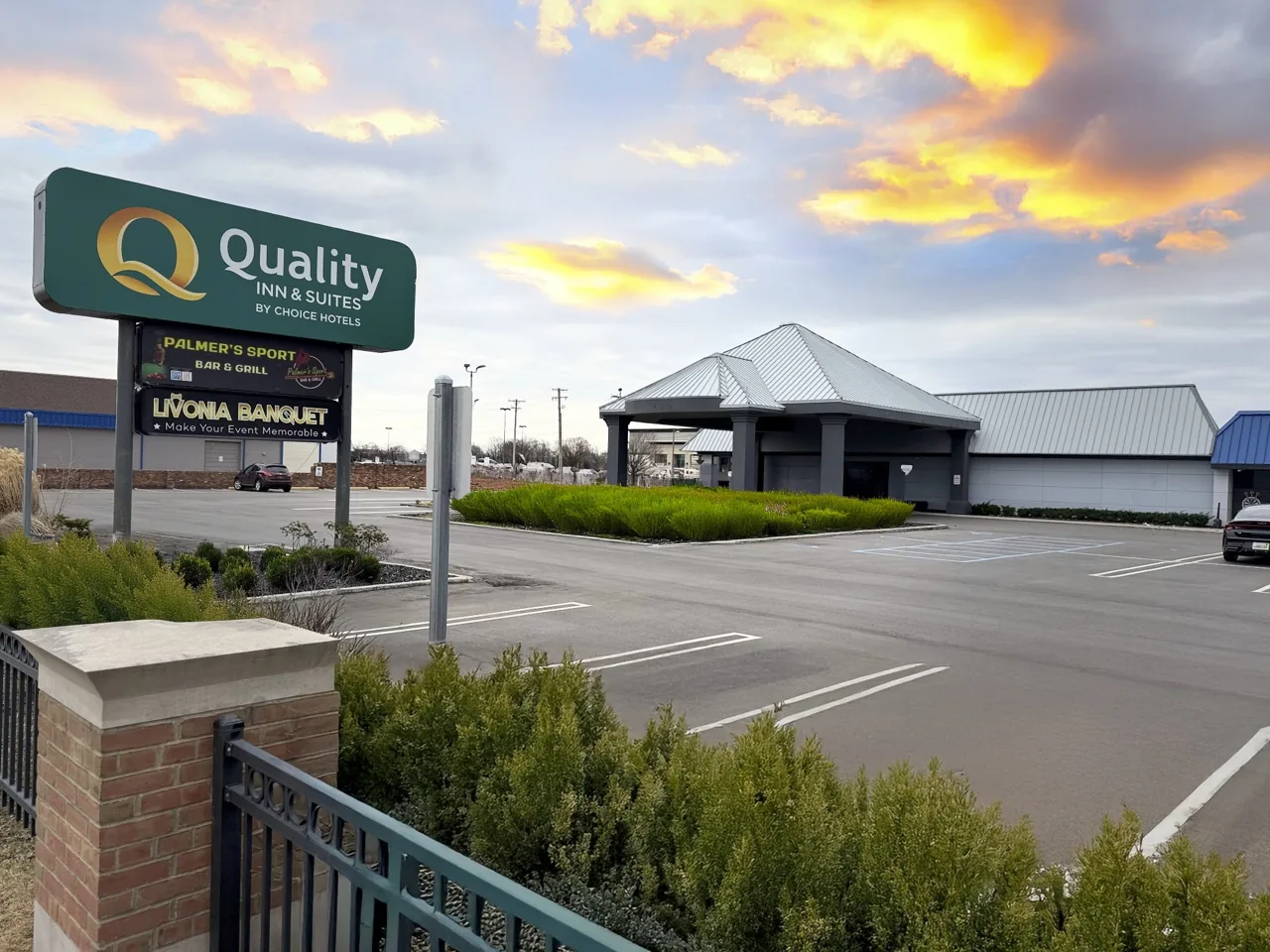 Exterior of Quality Inn & Suites Livonia at 30375 Plymouth Road