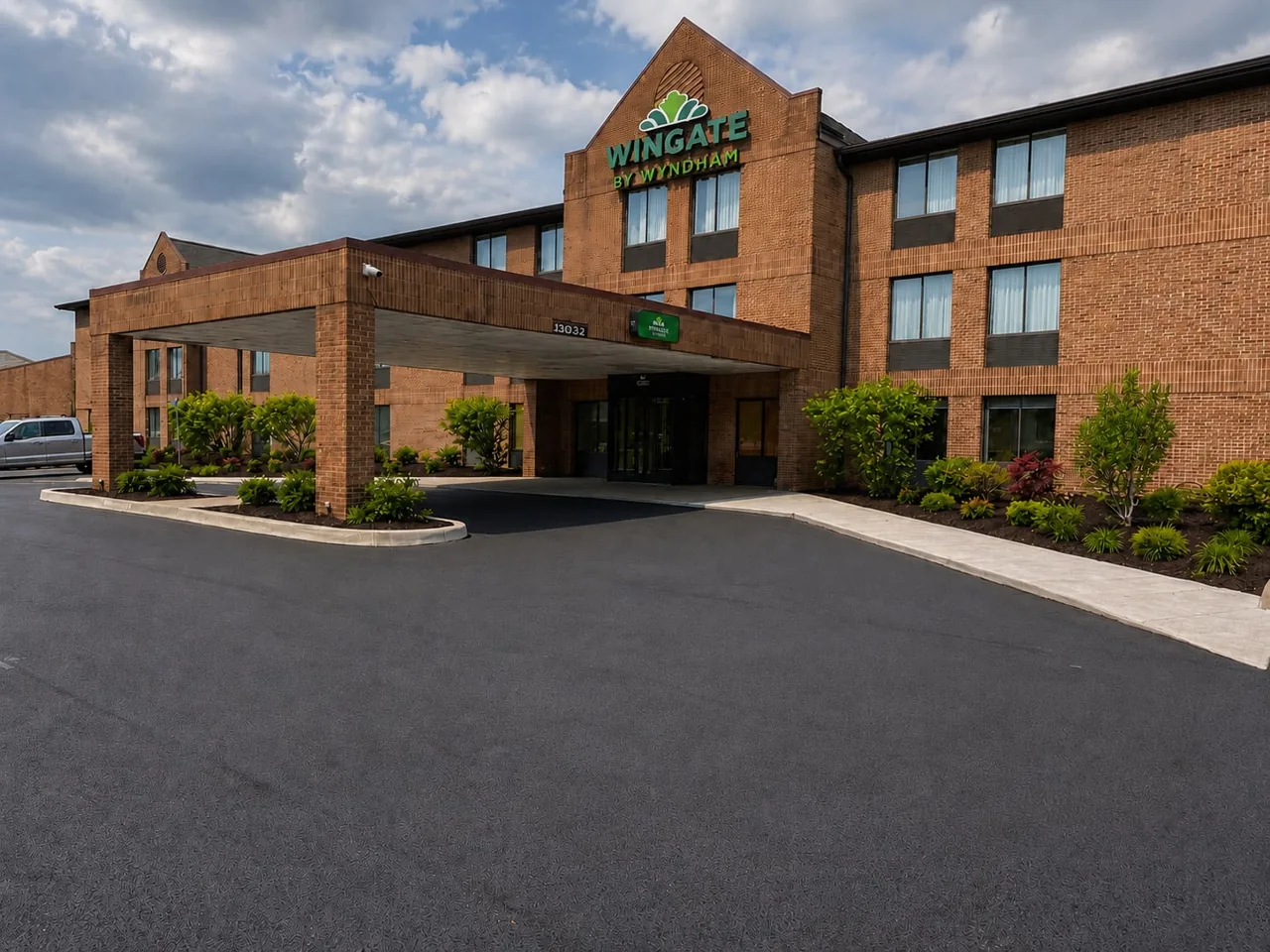 Wingate by Wyndham Livonia exterior