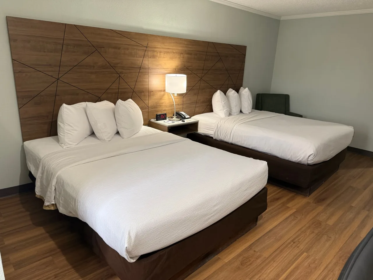 Wingate Livonia guest room