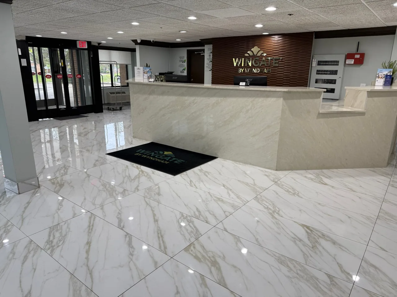 Wingate Livonia hotel lobby