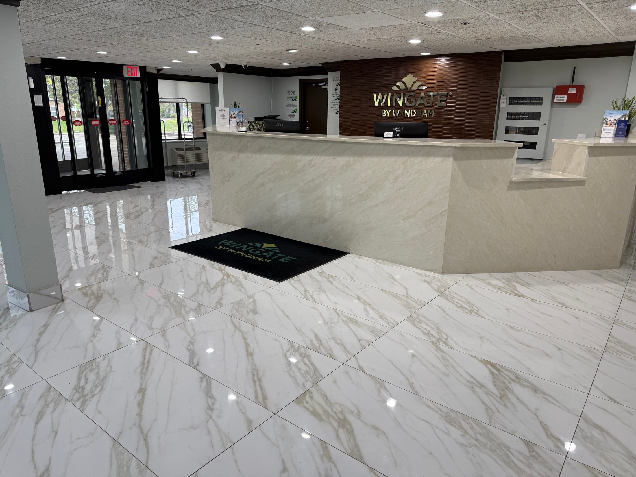 Wingate Livonia hotel lobby